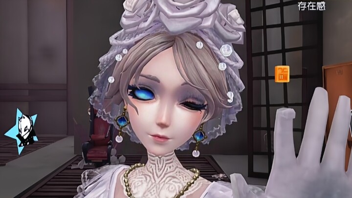 Hóa ra Bà Hồng nháy mắt kiểu này á!