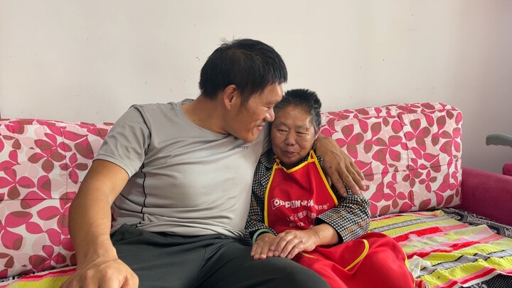 It was heartwarming when Brother Liuang saw his mom again—every extra meeting counts.