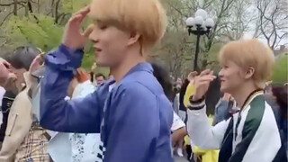 金廷祐离我好近/ 当场晕厥 / 北美街头偶遇  /拼命划划到