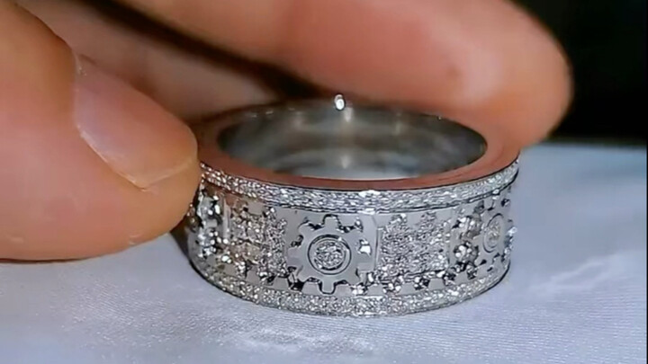 Setiap dewi memiliki cincin ini di jari kanannya