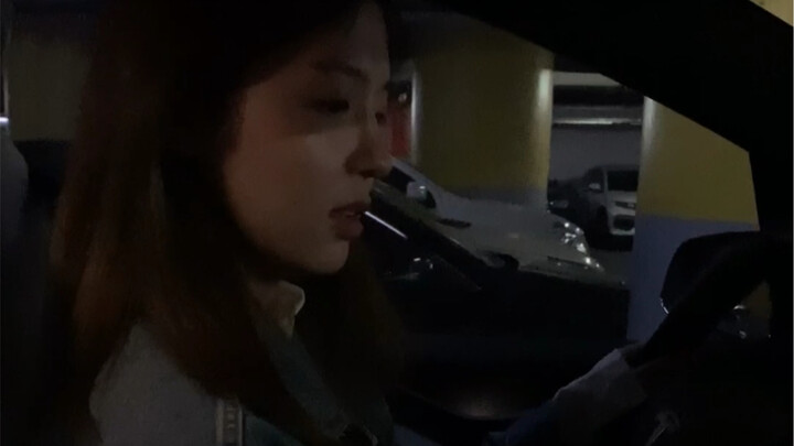 Sopir wanita berbahaya sudah melaju di jalan