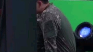 [بارك جينيونغ] هاها، أنا متعب جدًا، لكن لا يزال عليّ مواصلة الرقص. رقصه "حيوي"، وطريقة تعبيره احتراف