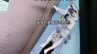 一进电梯就拿枪指着人家