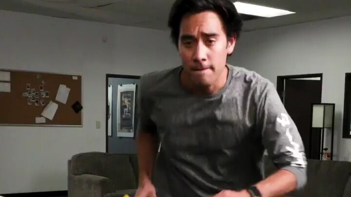 تغيير المصباح باستخدام السلم