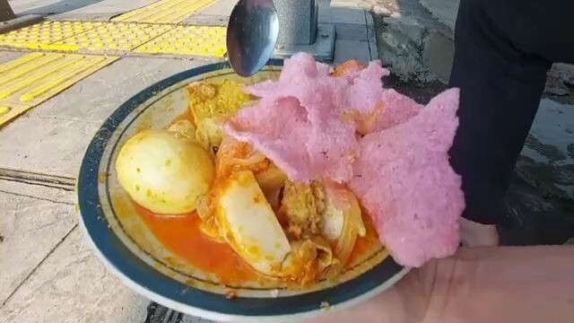 makan ketupat sayur padang