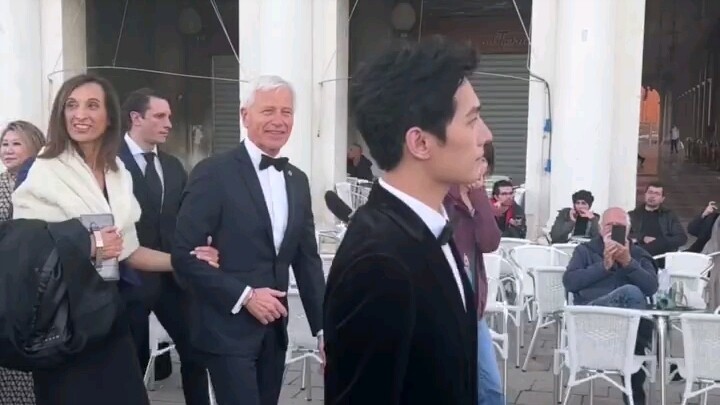 Handsome guy met by passers-by in Venice