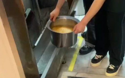 Nhà hàng Trung Hoa Điền Dã ở Ôn Châu pha nước cam bằng nước máy, cửa hàng vi phạm đã bị niêm phong.