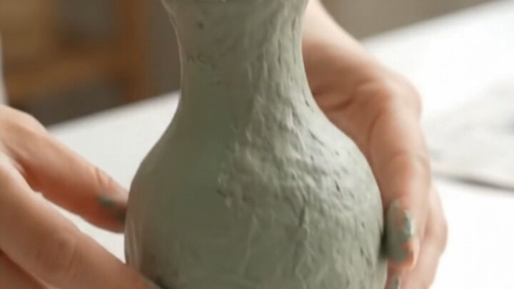 turning old nnewspaper into beautiful flower vase