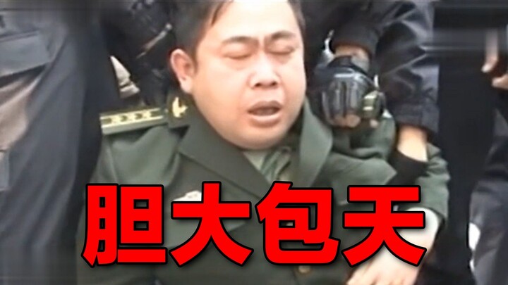 ทหารปลอม 5 คนบุกเข้าไปในสถานีตำรวจอย่างหน้าตาเฉย บังคับให้ผู้กำกับปล่อยตัวนักโทษ! ฝีมือการแสดงสุดปัง