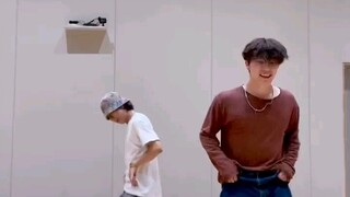 220526 SEVENTEEN Lee Chan DINO مستيقظًا في الليل في محطة الصفر