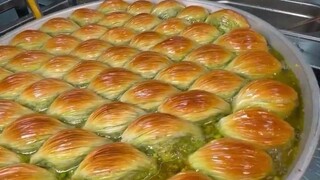 Baklava, một món tráng miệng được làm từ nhiều vụn hạt dẻ cười và mật ong/si-rô, có lượng calo cực c