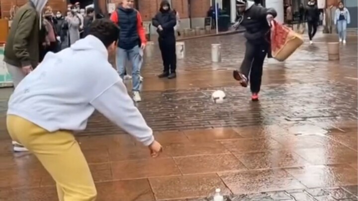 ชาเลนจ์ฟุตบอลสุดพิสดารกลางถนน! จริงหรือไม่ที่ชาวฝรั่งเศสทุกคนเล่นฟุตบอลเป็น?