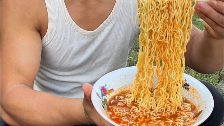 อากาศยามเช้าสดชื่น บะหมี่กึ่งสำเร็จรูปมะเขือเทศหนึ่งชาม กับบะหมี่คลุกน้ำมันต้นหอมอีกหนึ่งชาม