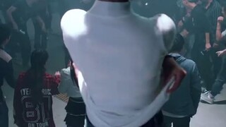 男子打拳下赌注,输了美女脱一件衣服,这下美女竟一件不留
