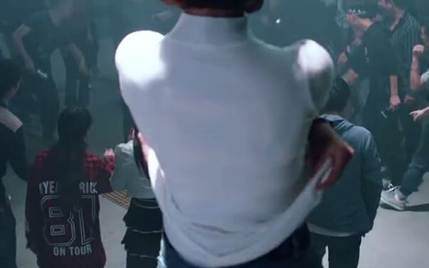 男子打拳下赌注,输了美女脱一件衣服,这下美女竟一件不留