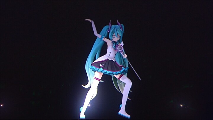 A 60-frame concert version of "Suna no Wakusei" sung by Hatsune Miku.