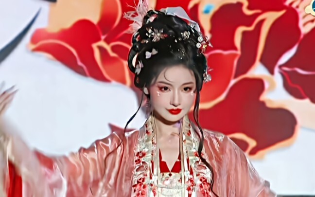 Benar-benar pesta visual, riasan ini sungguh tak kalah dengan beberapa drama kostum gaya pemakaman l