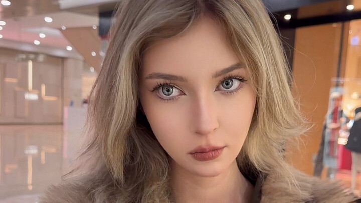 Singa Kecil yang Buka Mulut