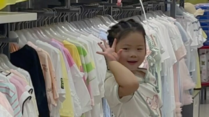 Khi trẻ em tự chọn quần áo mới~