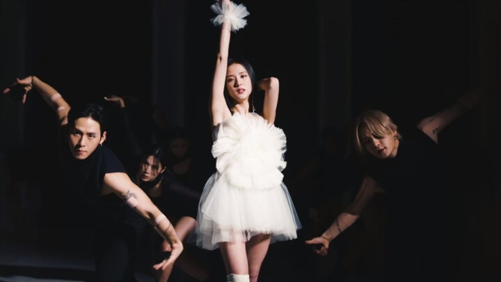 Jisoo’s solo debut track ‘FLOWER’ – 4K dance version! We’ve finally been waiting for this!