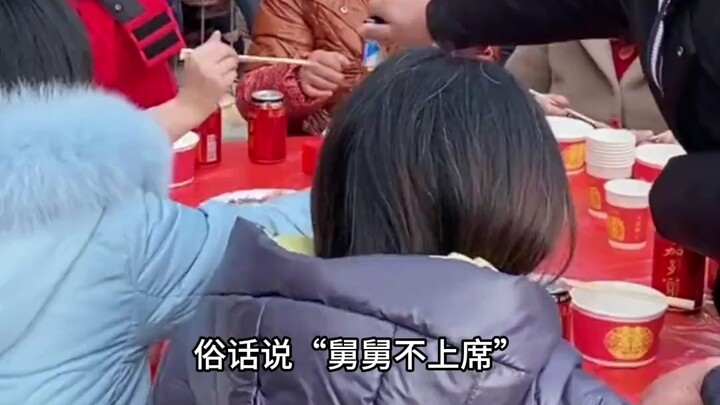 Ngay cả Nhĩ Nhĩ cũng biết mình bị Cảnh sát trưởng Mèo Đen bắt nạt nên đã đi tìm cậu ruột.