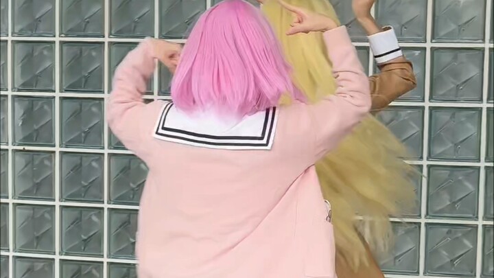 No one told me the palace maid uniform would expose my belly!