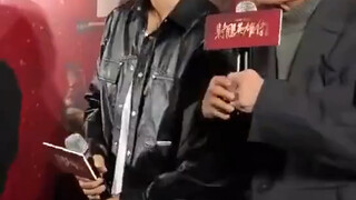 分享在片场过生日时候的事情家辉哥:“你不要再讲了 都在吃醋都想跟你一起过生日”赞:“家辉哥的蛋糕呢 怎么还不推出来”哈哈哈太好玩这段 宝宝好幽默好可爱😆