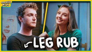 当她在桌子底下用脚摩擦你时