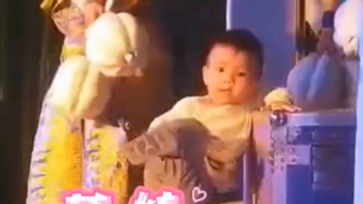 Bocah imut belajar berakting di balik panggung, asyik bergoyang mengikuti irama!