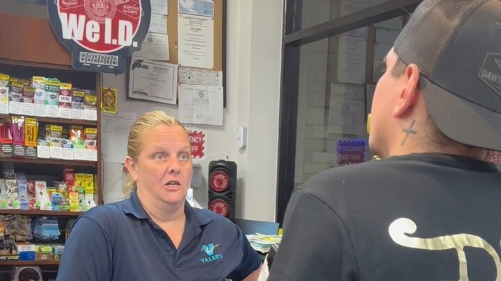 ما الشيء الذي يحدث مرتين في الأسبوع ومرة واحدة في السنة؟