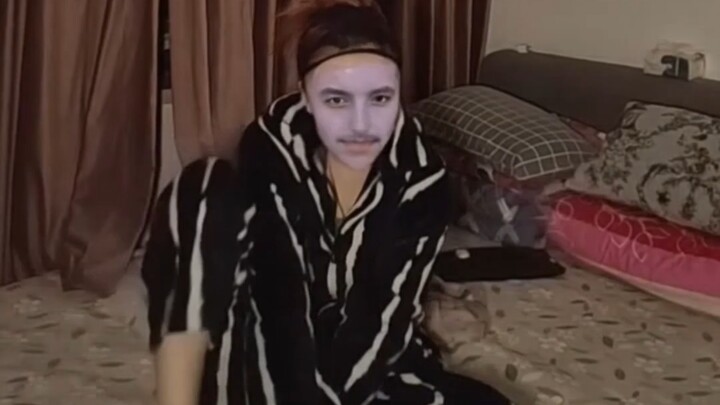 Khi tôi đắp mặt nạ đất sét rồi nấp sau rèm để hù mẹ.