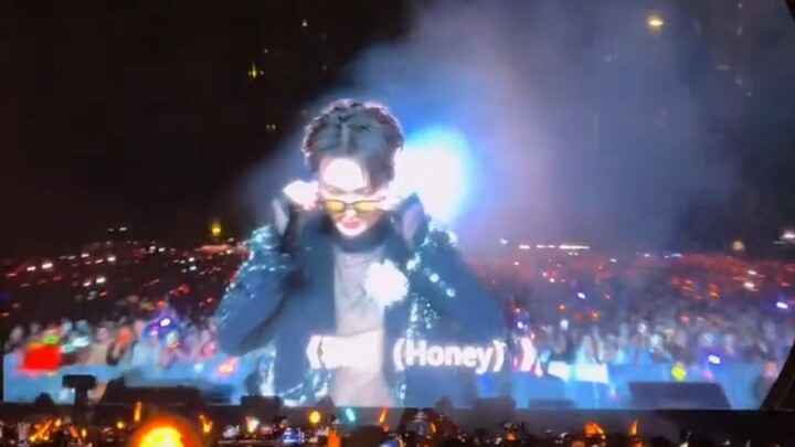 هكذا يجب أن تُعشق النجوم: كفاءة مهنية عالية، التزامٌ بآداب المهنة، وحبٌّ لا يُقاوَم للمعجبين! #تشانغ