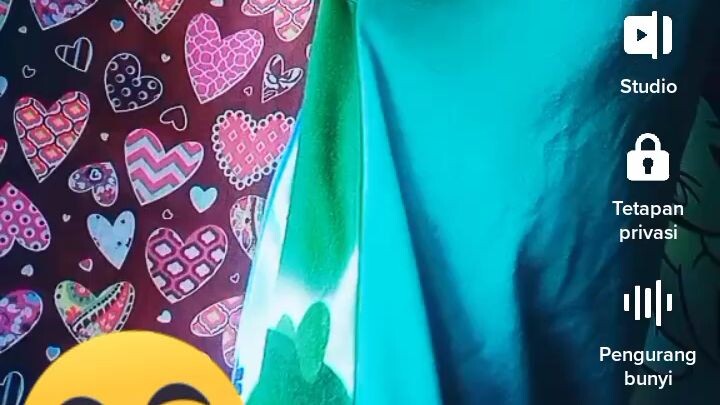 tengah memberi salam