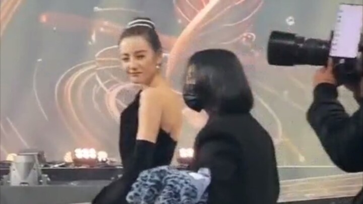 【ديري ريبا التي صورها المارة】 يا إلهي، ما هذه الجميلة اللطيفة الرقيقة! ابتسامتها سحرتني فورًا