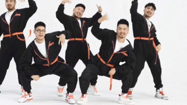 The strong men are round and round, dancing in unison. "Spicy Spicy" dance version [Panda Hall]