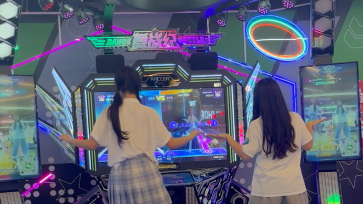 当你发现跳舞机上返场了女娃的《queencard》时~~~~~~~~