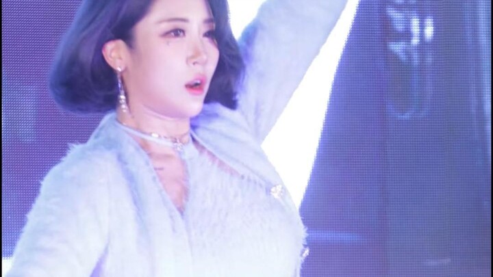 Girl Crush - Rollin Pumei straight shot يرتدي هذا الشكل في الشتاء