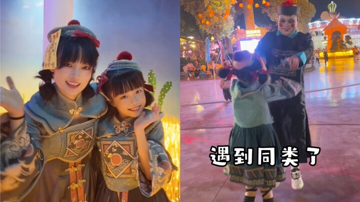 Cùng con gái cosplay “tiểu cương thi”, dẫn bé trải nghiệm sự hiểm ác của xã hội!