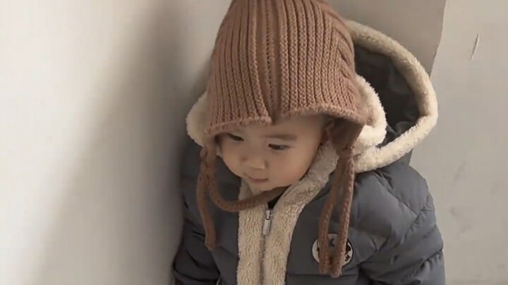 Di setiap lantai, si anak akan memicu perintah “peluk”, hanya saja kemudian perintah tersebut dipaks