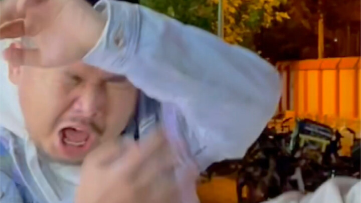 The passerby finally couldn’t hold back and struck out.