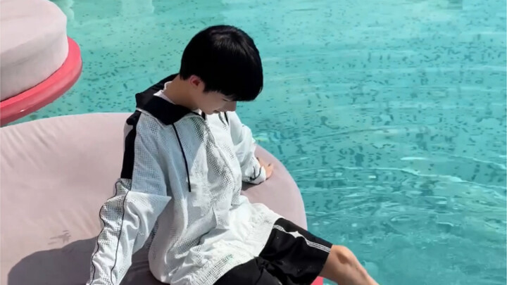 Khi bể bơi chỉ còn lại tôi và em trai