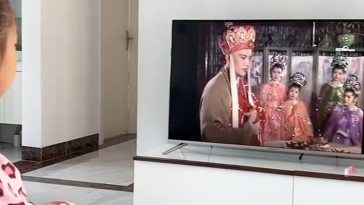 اتضح أن هناك سببًا يمنع الشيخ تانغ من الاستحمام...