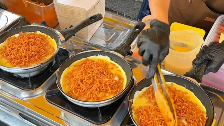 Malaysia’s All-Time Most Popular Buldak Noodles with Fried Egg Wrap!