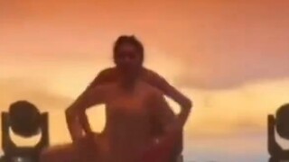 Dua gadis secara tidak sengaja membuat rambut mereka kusut saat menari, namun mereka berhasil mencap