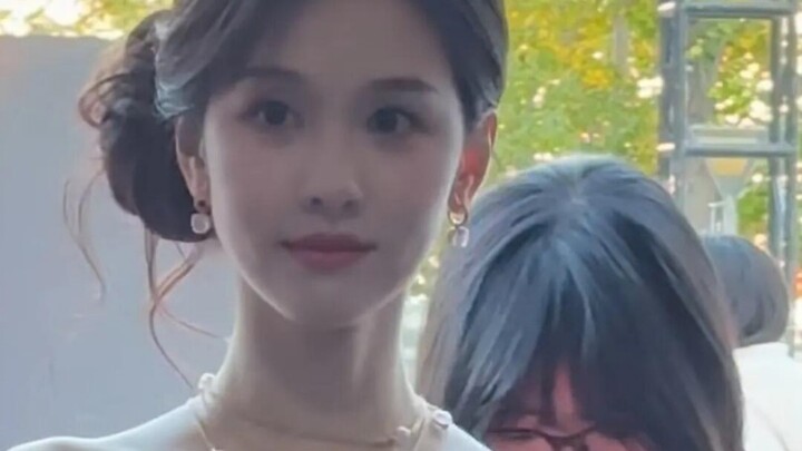 No need to bash others—this lady’s beauty truly has no equal in Chinese entertainment. Even if they 