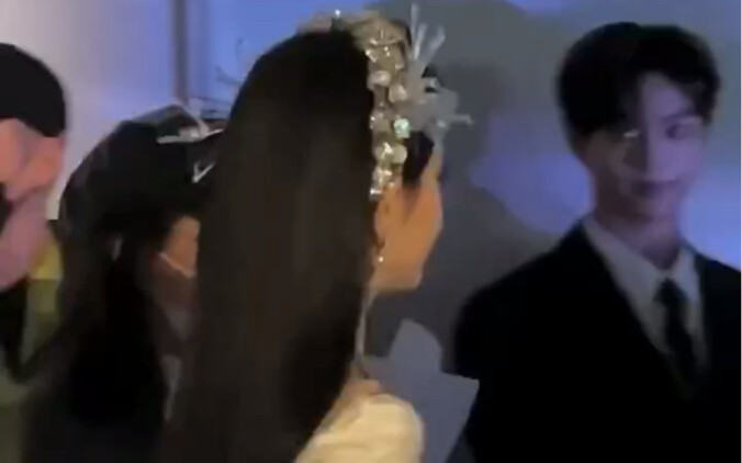 Dilraba appeared at the Starlight Awards, and the security guy’s eyes lit up~