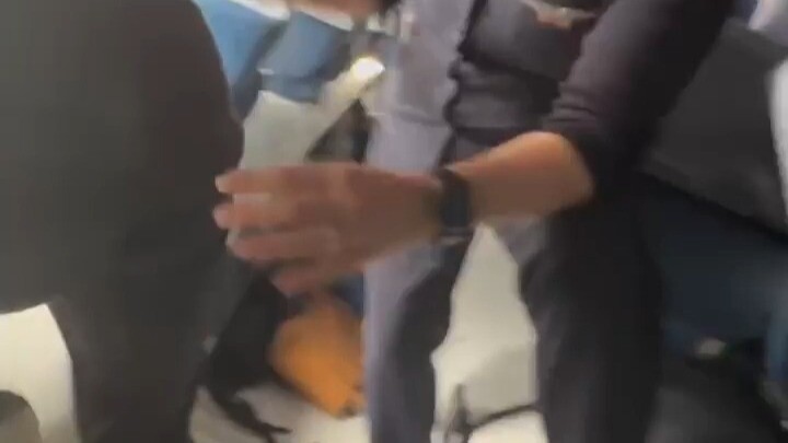 วินาทีที่ผู้โดยสารทะลักออกมาจากเครื่องบินที่เพิ่งลงจอดที่สนามบินโตรอนโต