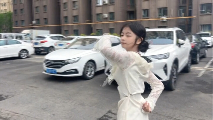 Yu Ji’s Face-Obscuring Dance
