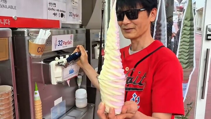ไอศกรีมขนาด 32 เซนติเมตร