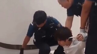 Pháo đỏ thật, bên trong có điện thoại nắp gập không, cười chết mất.